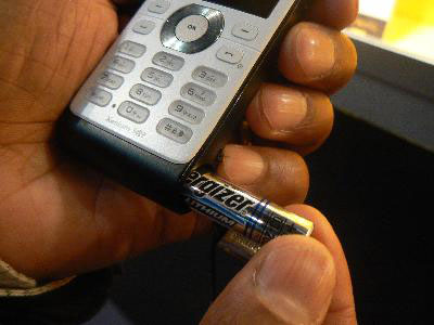 Philips представила мобильный телефон, использующий ААА-батарейку