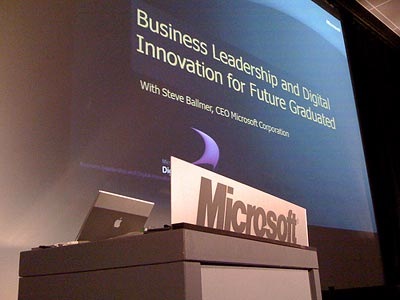 Глава Microsoft использует для презентаций ноутбук Apple