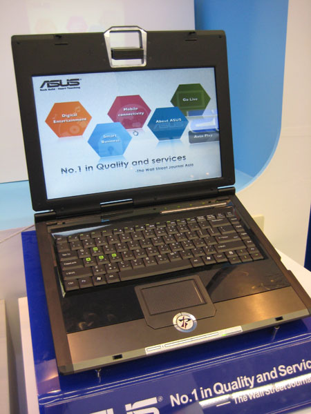 ASUS показала ноутбук со встроенным проектором